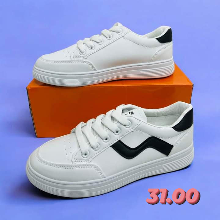 Tenis blancos con diseño